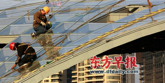 今后，上海還將限制處于人流密集、流動性大的區(qū)域內(nèi)的建筑物安裝玻璃幕墻。徐曉林 早報資料
